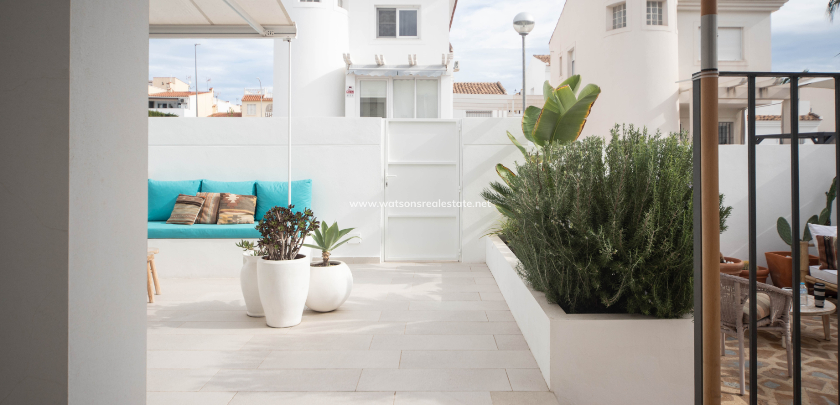 Resale - Freistendhe Villa - Urb. La Marina