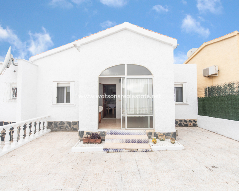 Resale - Freistendhe Villa - Urb. La Marina