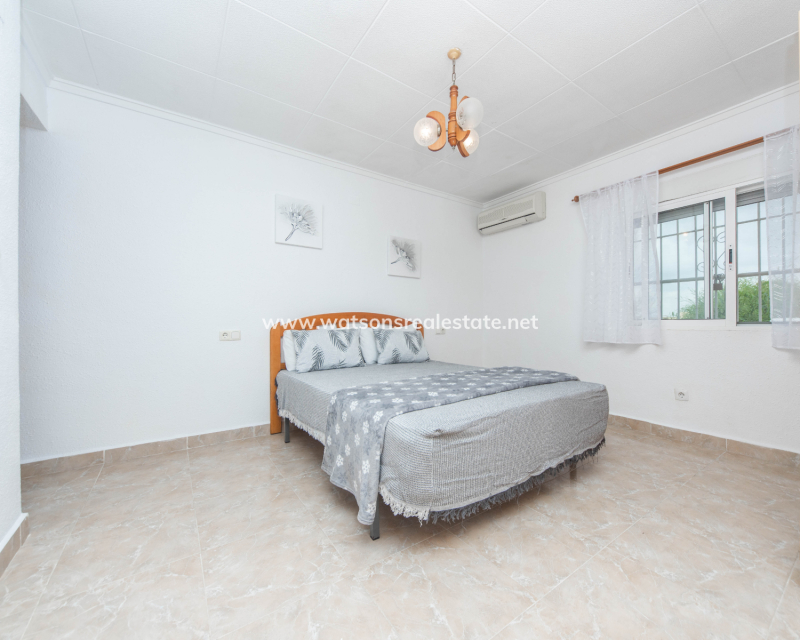 Resale - Freistendhe Villa - Urb. La Marina