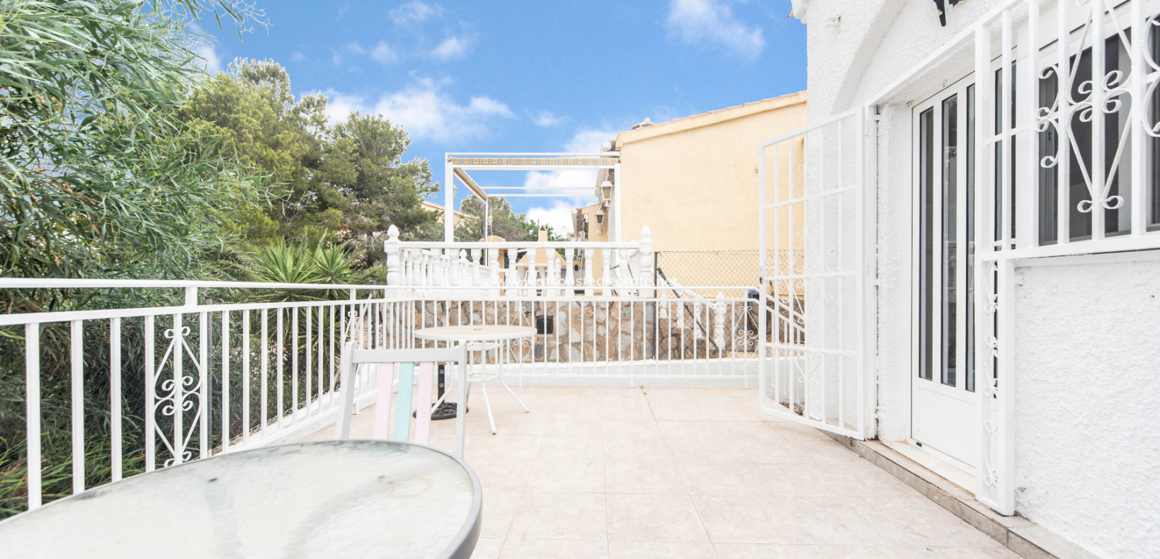 Resale - Freistendhe Villa - Urb. La Marina