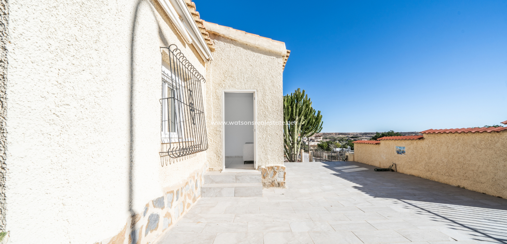 Resale - Freistendhe Villa - Urb. La Marina