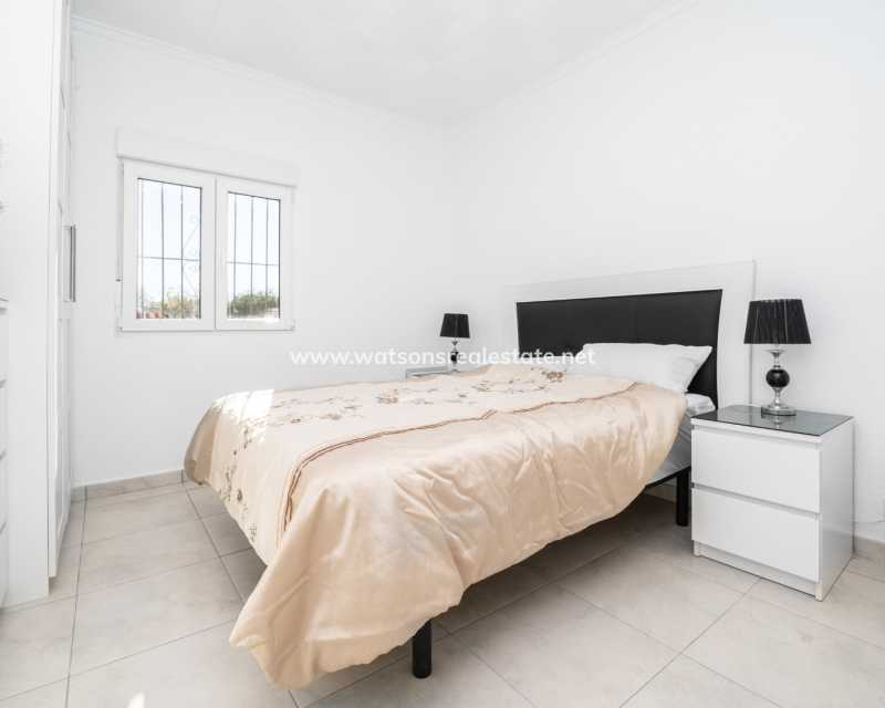Resale - Freistendhe Villa - Urb. La Marina
