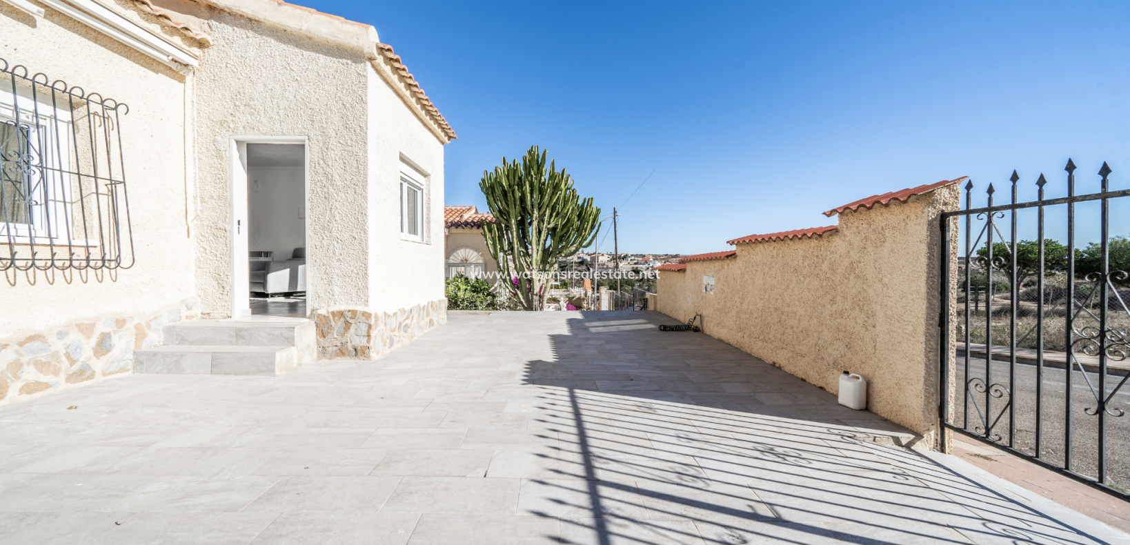Resale - Freistendhe Villa - Urb. La Marina