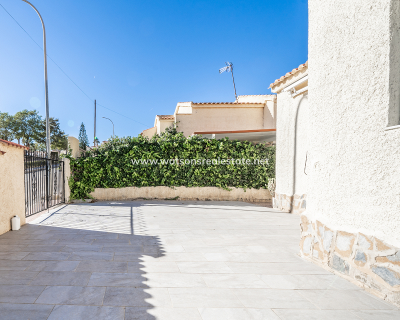 Resale - Freistendhe Villa - Urb. La Marina
