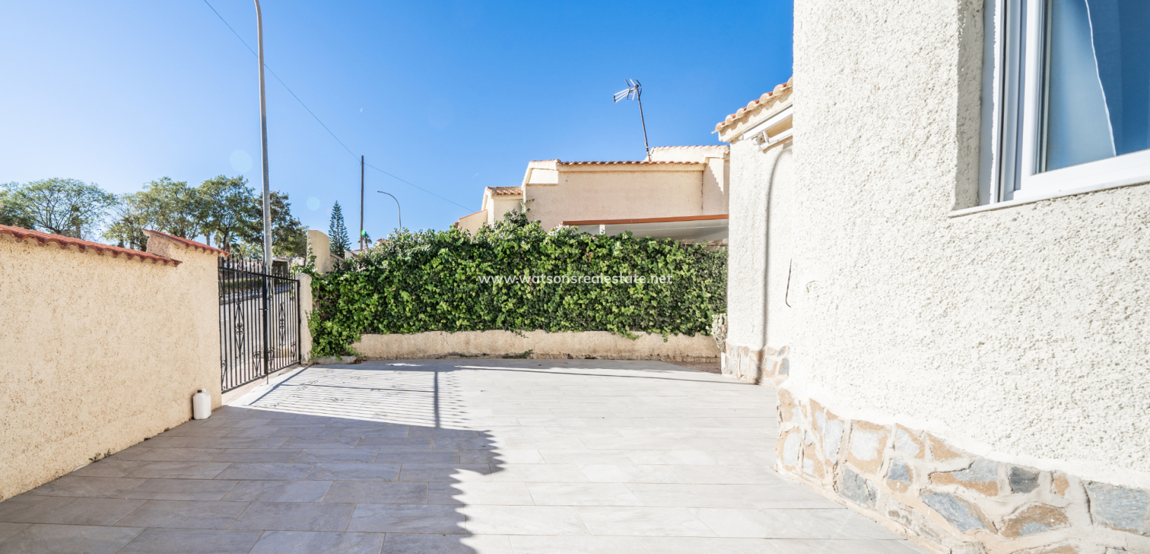 Resale - Freistendhe Villa - Urb. La Marina