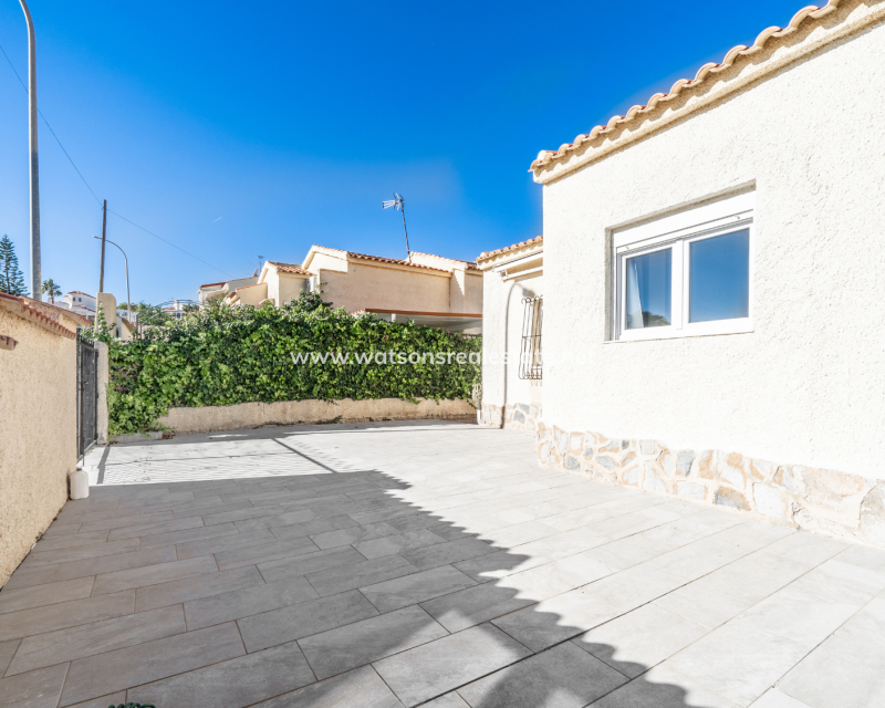 Resale - Freistendhe Villa - Urb. La Marina