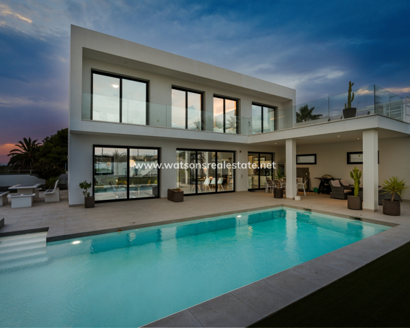 Resale - Freistendhe Villa - Urb. La Marina