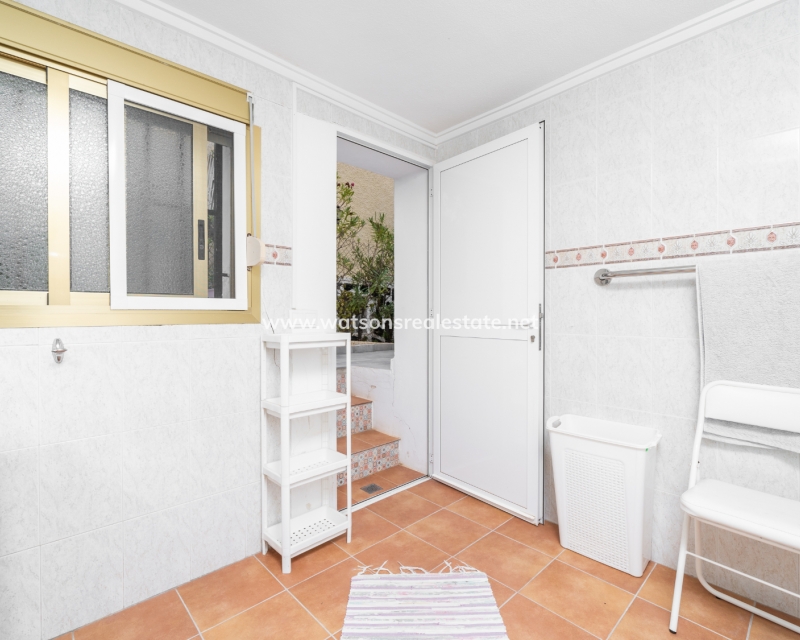 Resale - Freistendhe Villa - Urb. La Marina