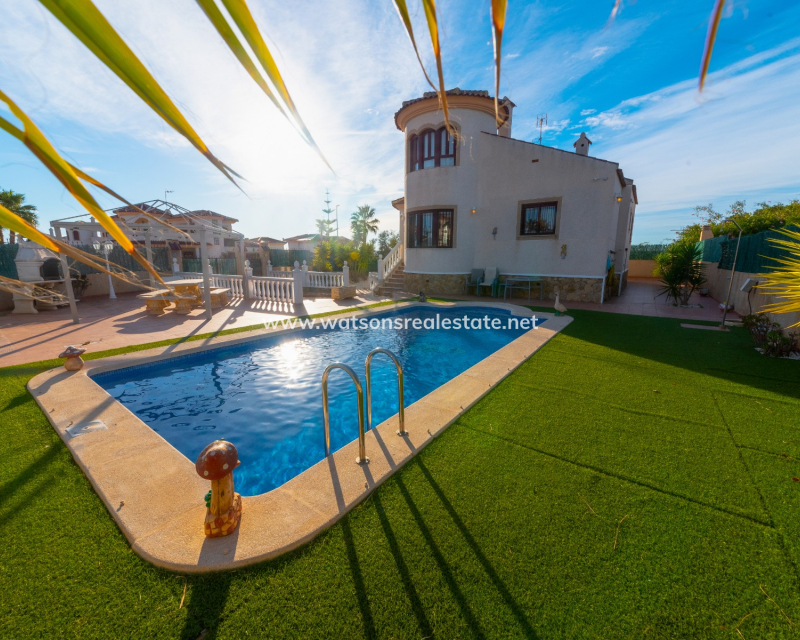 Resale - Freistendhe Villa - Urb. La Marina