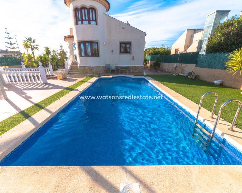 Resale - Freistendhe Villa - Urb. La Marina