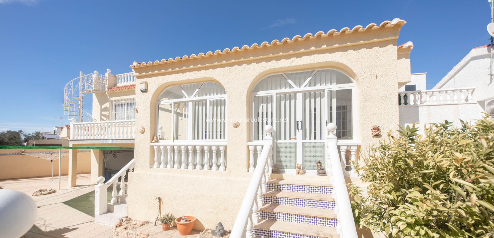 Resale - Freistendhe Villa - Urb. La Marina