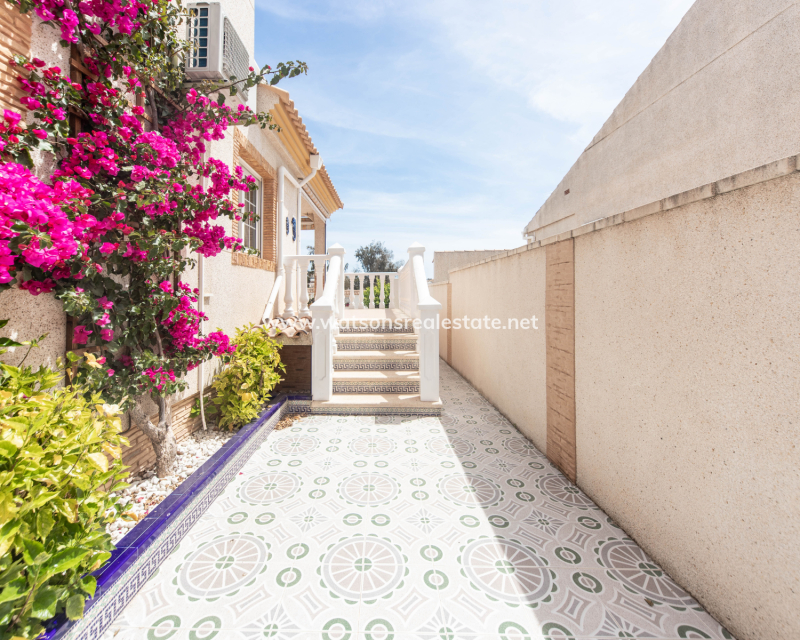 Resale - Freistendhe Villa - Urb. La Marina