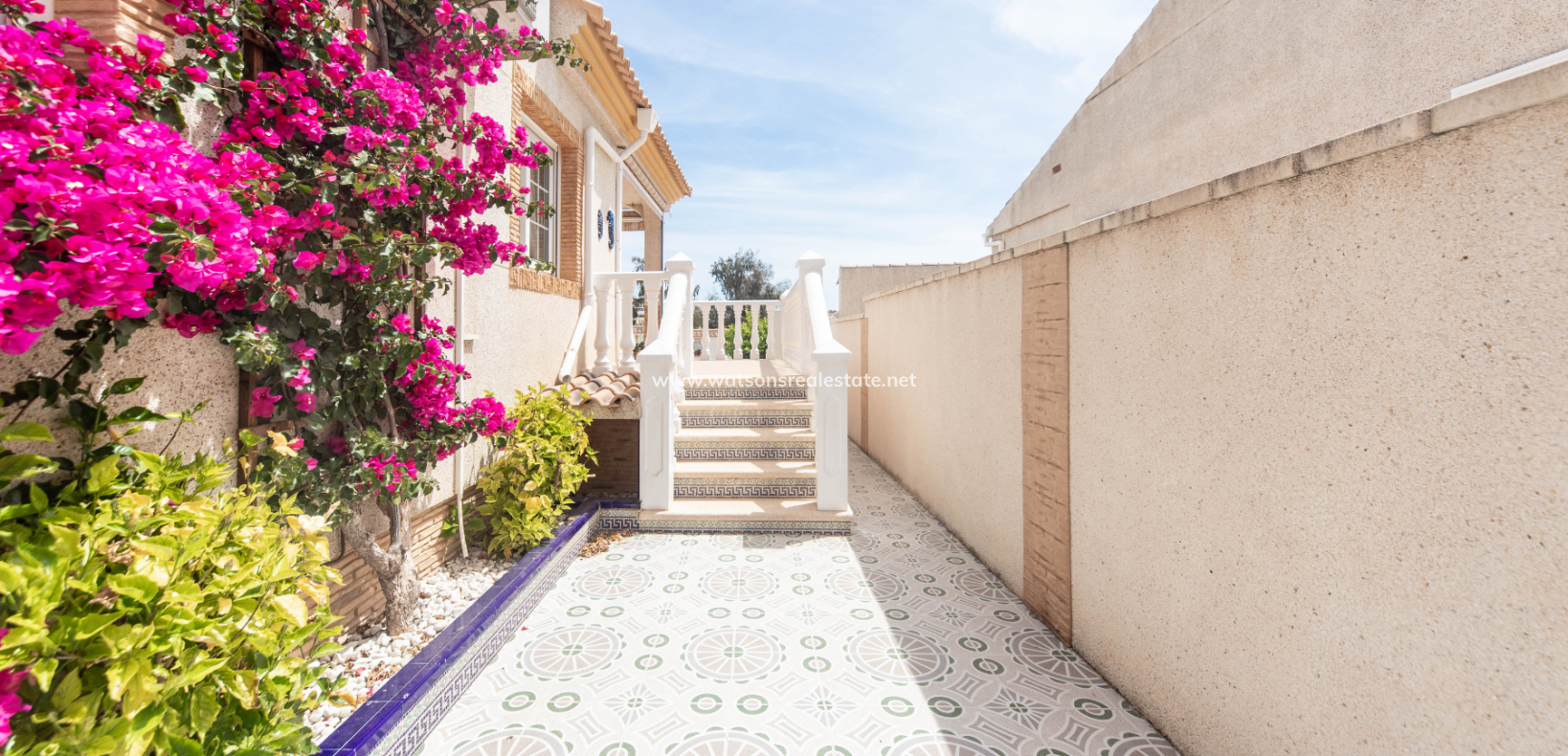 Resale - Freistendhe Villa - Urb. La Marina