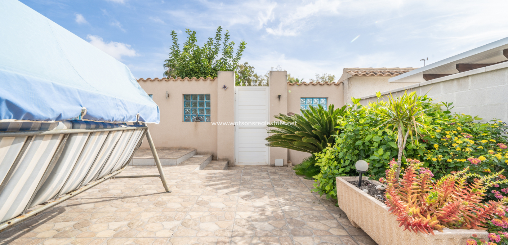 Resale - Freistendhe Villa - Urb. La Marina