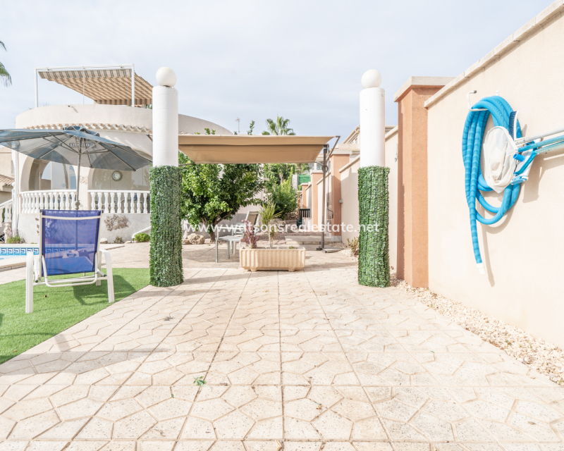 Resale - Freistendhe Villa - Urb. La Marina