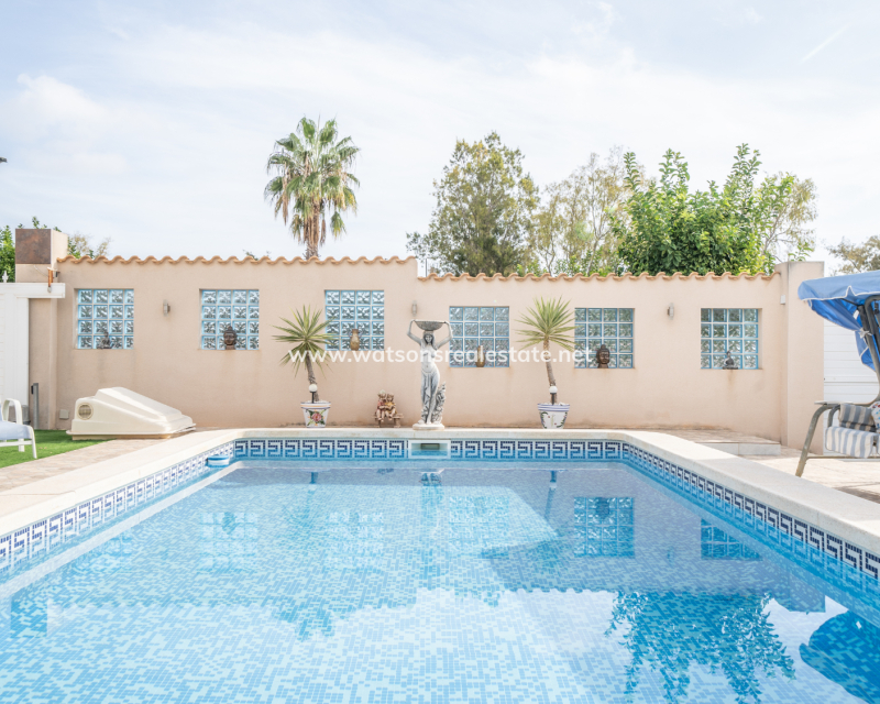 Resale - Freistendhe Villa - Urb. La Marina