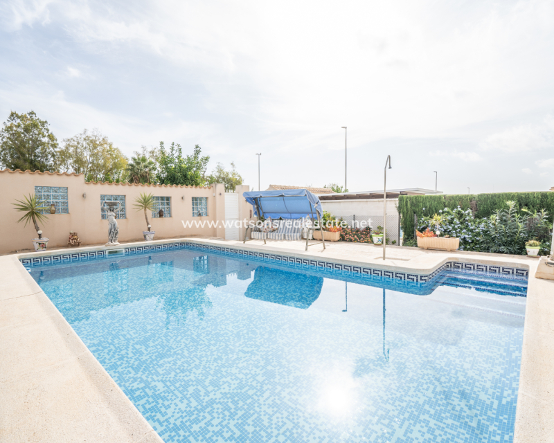 Resale - Freistendhe Villa - Urb. La Marina