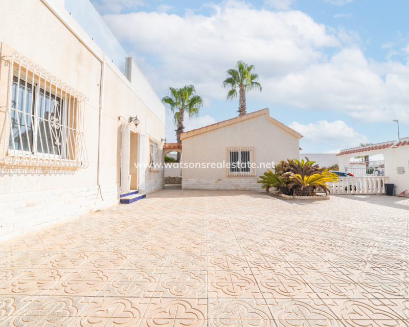 Resale - Freistendhe Villa - Urb. La Marina