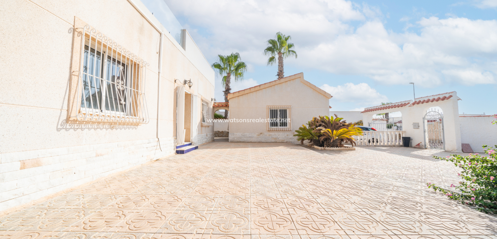 Resale - Freistendhe Villa - Urb. La Marina