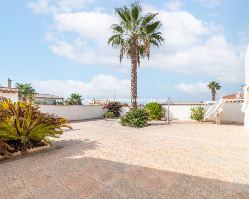 Resale - Freistendhe Villa - Urb. La Marina