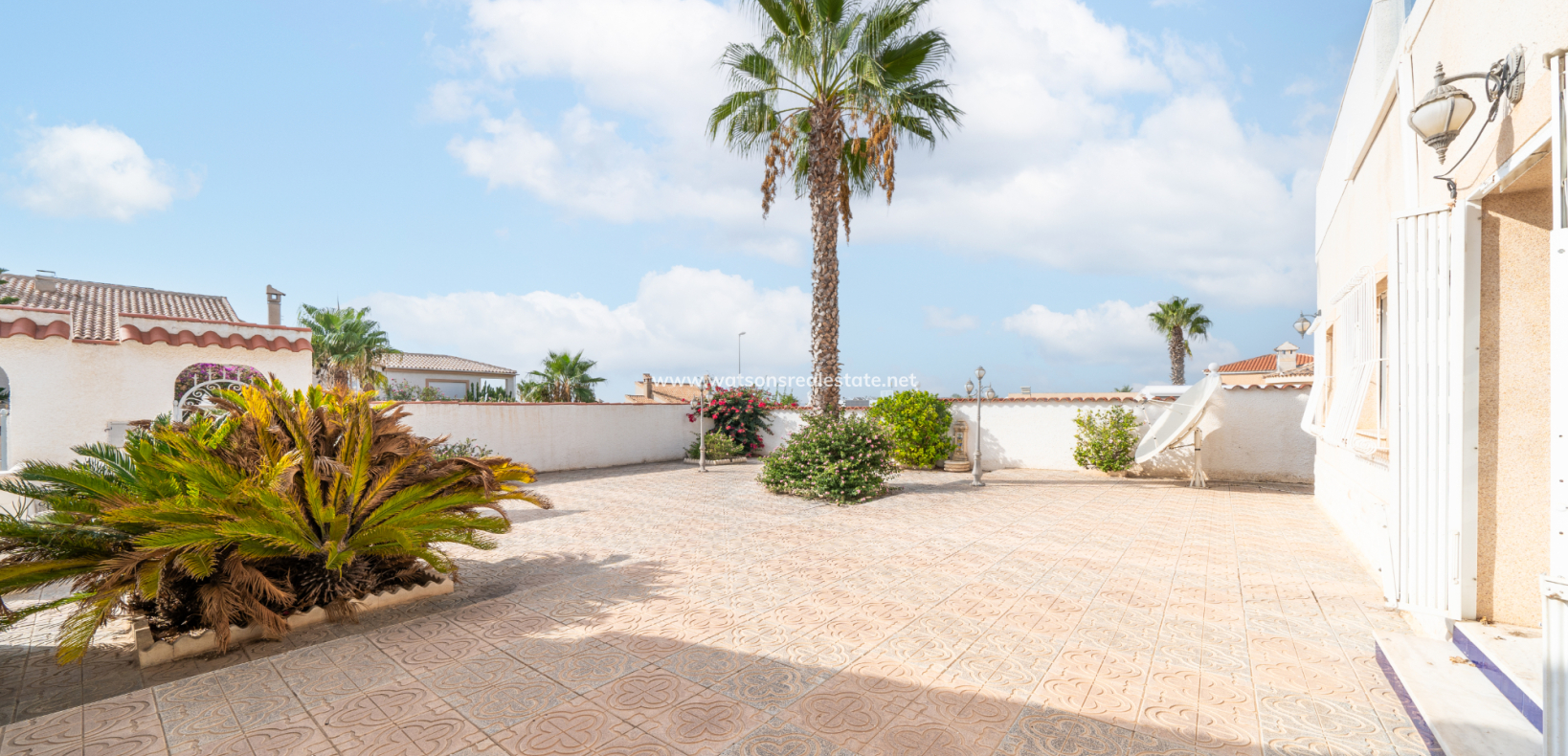 Resale - Freistendhe Villa - Urb. La Marina