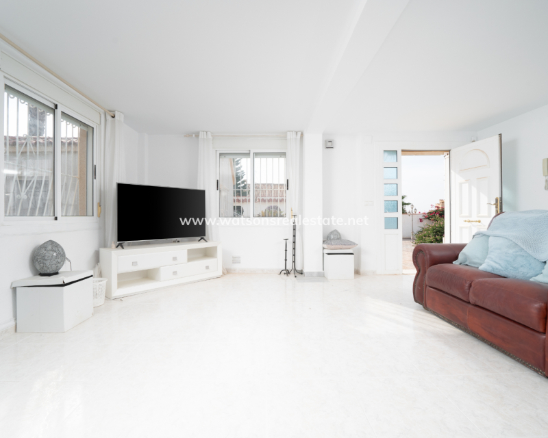Resale - Freistendhe Villa - Urb. La Marina