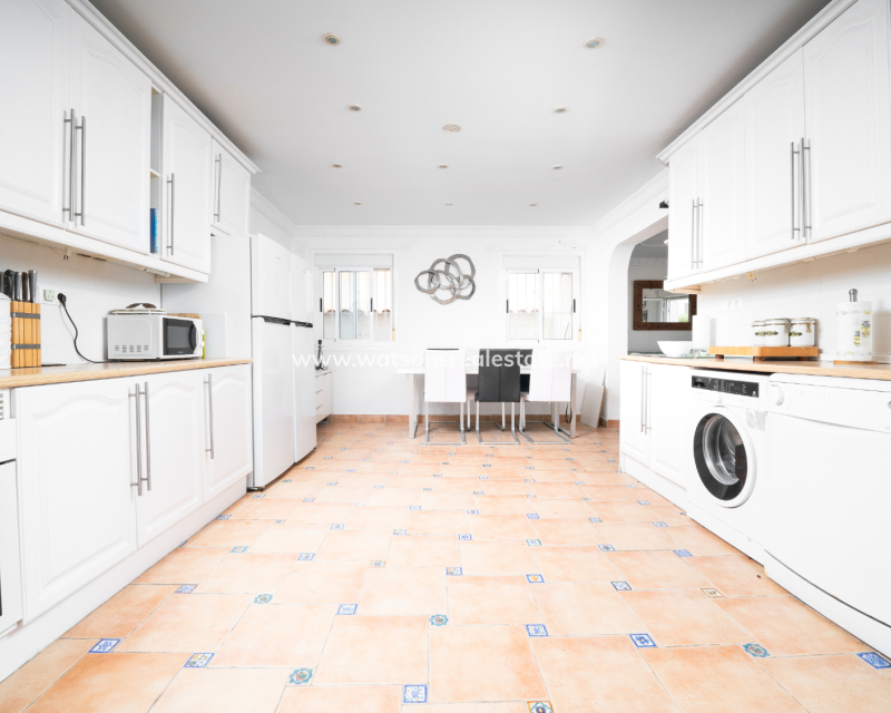 Resale - Freistendhe Villa - Urb. La Marina