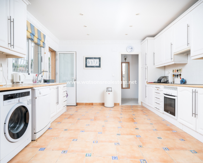 Resale - Freistendhe Villa - Urb. La Marina