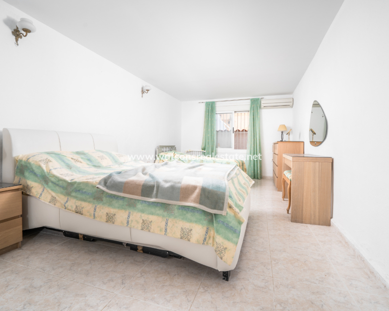Resale - Freistendhe Villa - Urb. La Marina