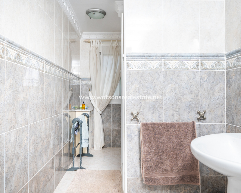Resale - Freistendhe Villa - Urb. La Marina