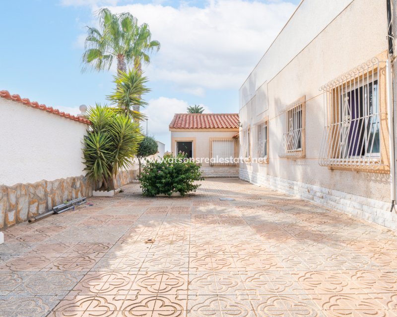 Resale - Freistendhe Villa - Urb. La Marina