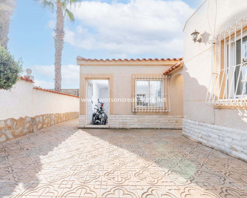Resale - Freistendhe Villa - Urb. La Marina