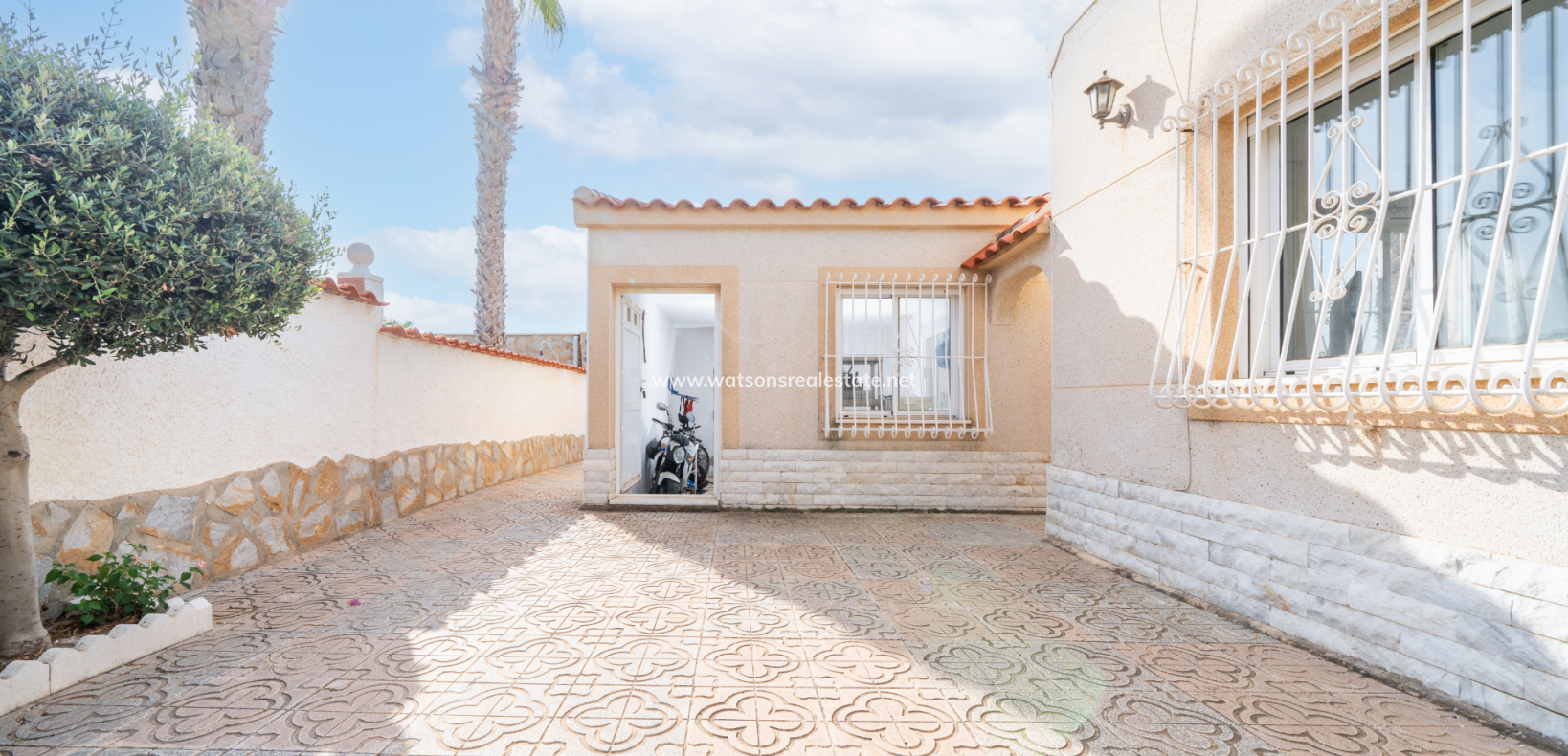 Resale - Freistendhe Villa - Urb. La Marina