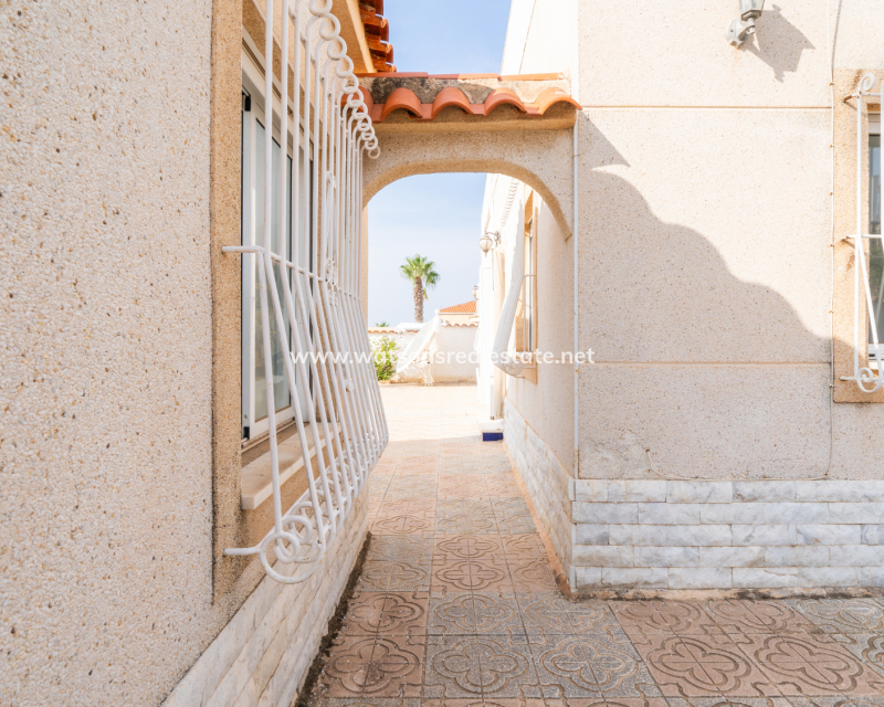 Resale - Freistendhe Villa - Urb. La Marina