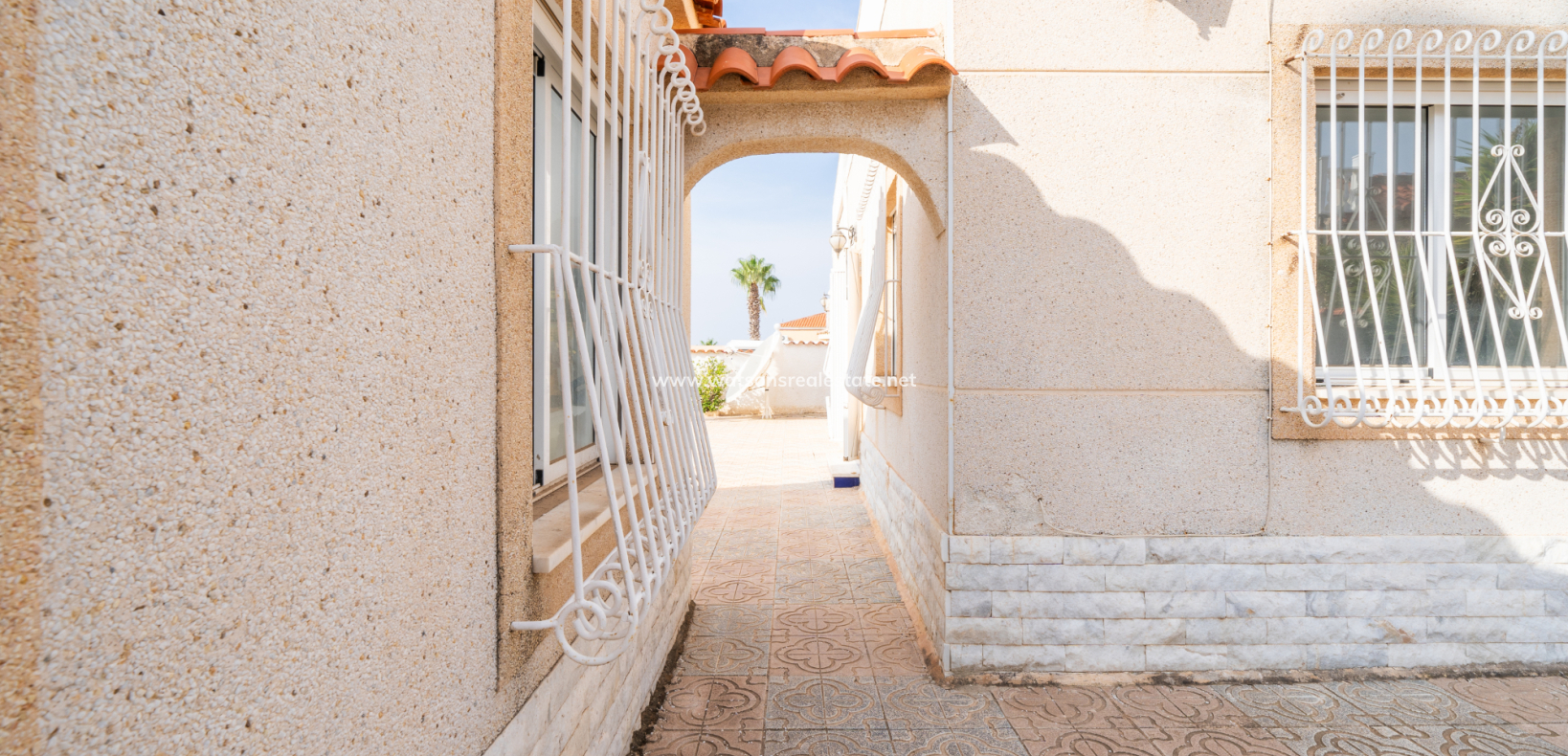 Resale - Freistendhe Villa - Urb. La Marina