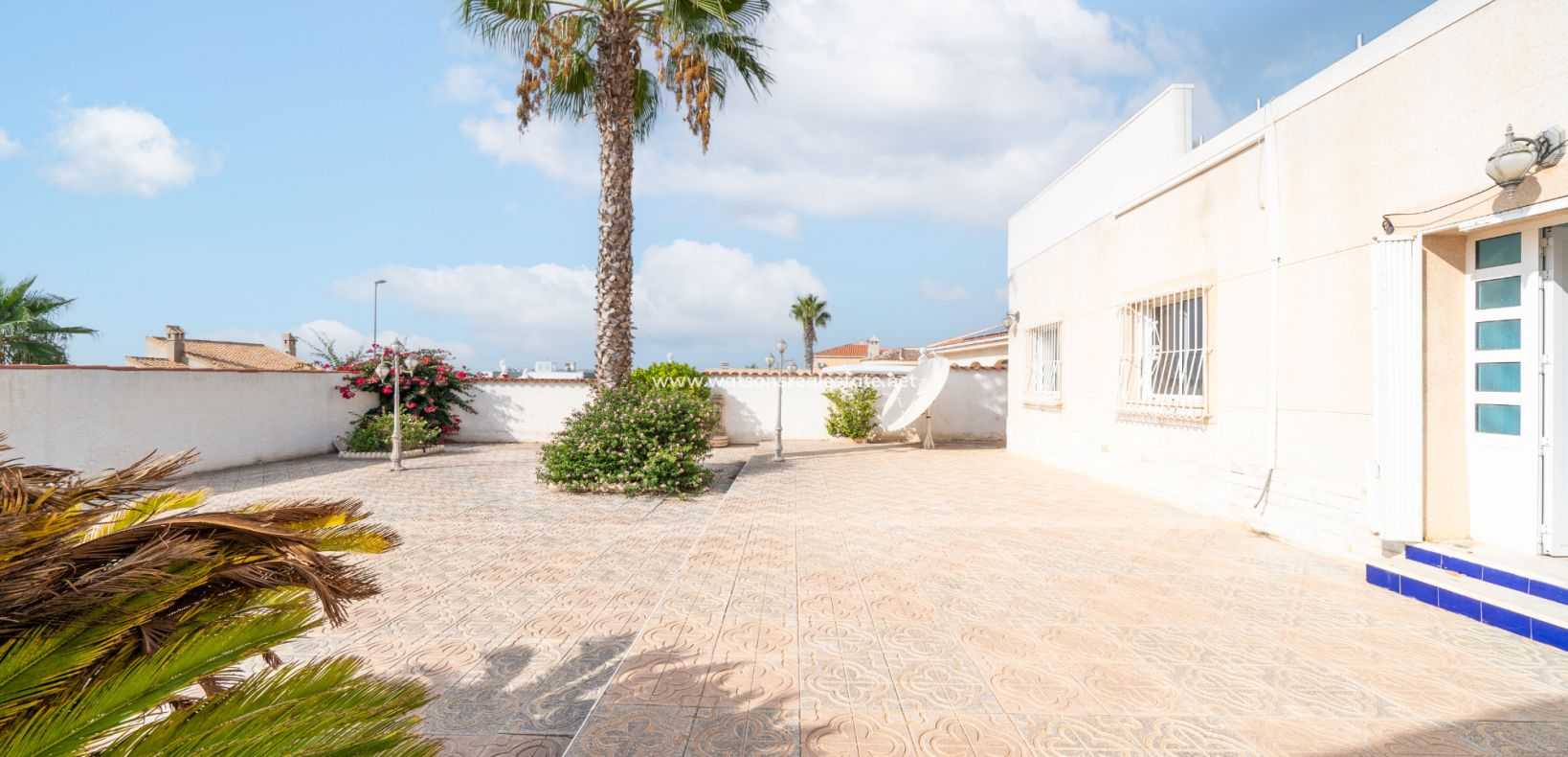 Resale - Freistendhe Villa - Urb. La Marina