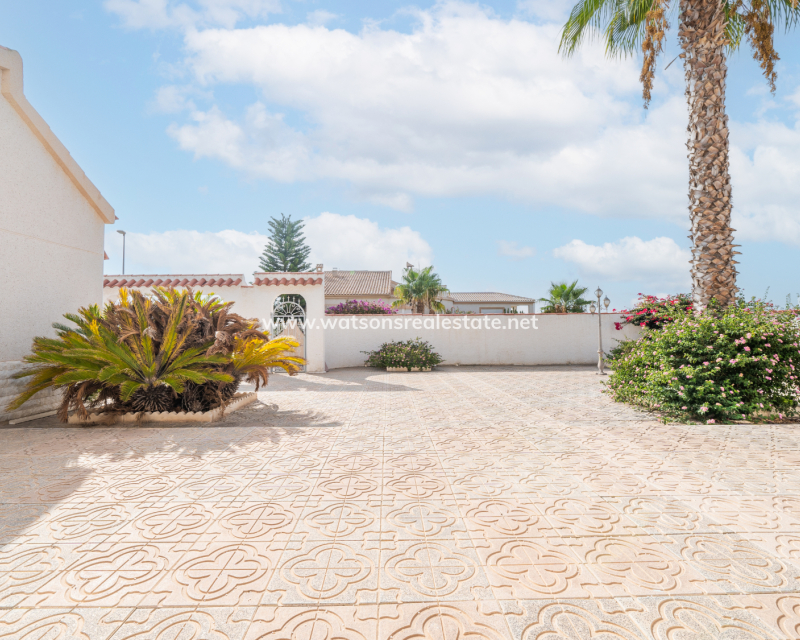 Resale - Freistendhe Villa - Urb. La Marina