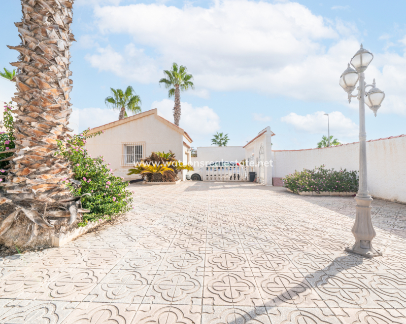 Resale - Freistendhe Villa - Urb. La Marina