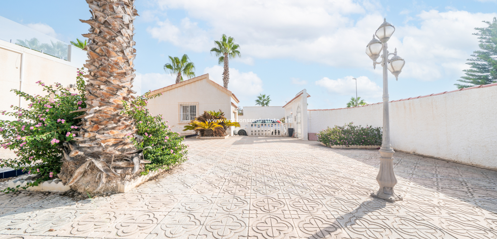 Resale - Freistendhe Villa - Urb. La Marina