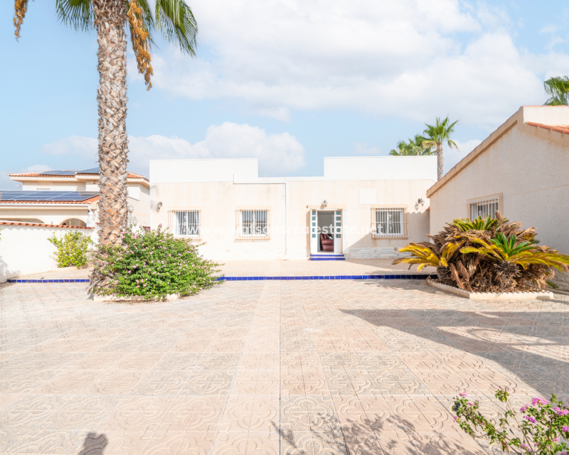 Resale - Freistendhe Villa - Urb. La Marina