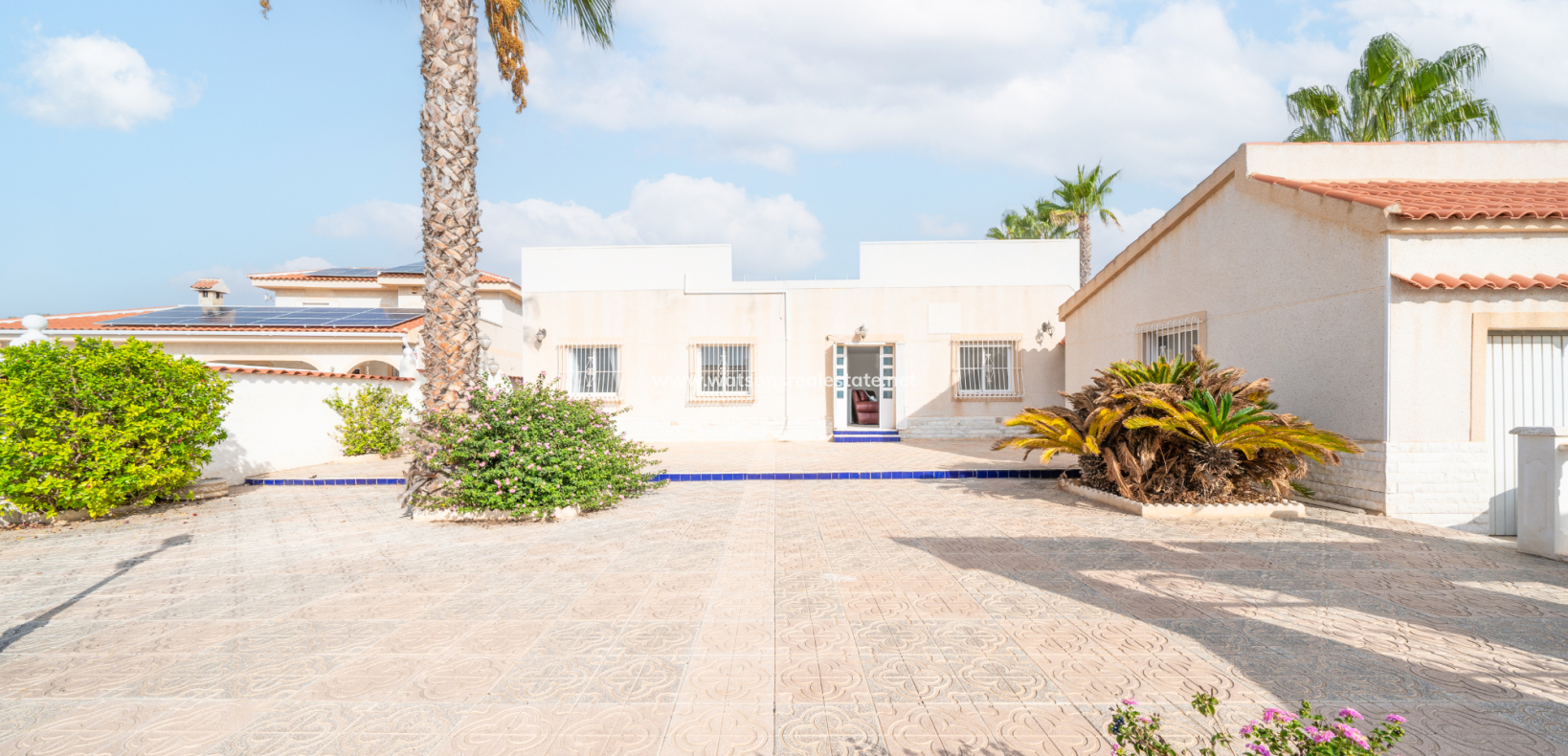 Resale - Freistendhe Villa - Urb. La Marina