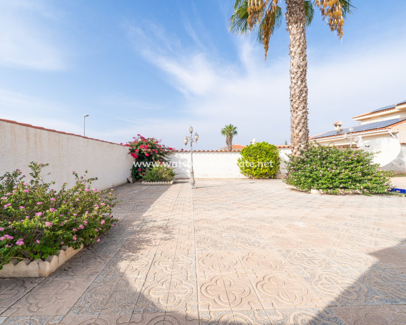 Resale - Freistendhe Villa - Urb. La Marina