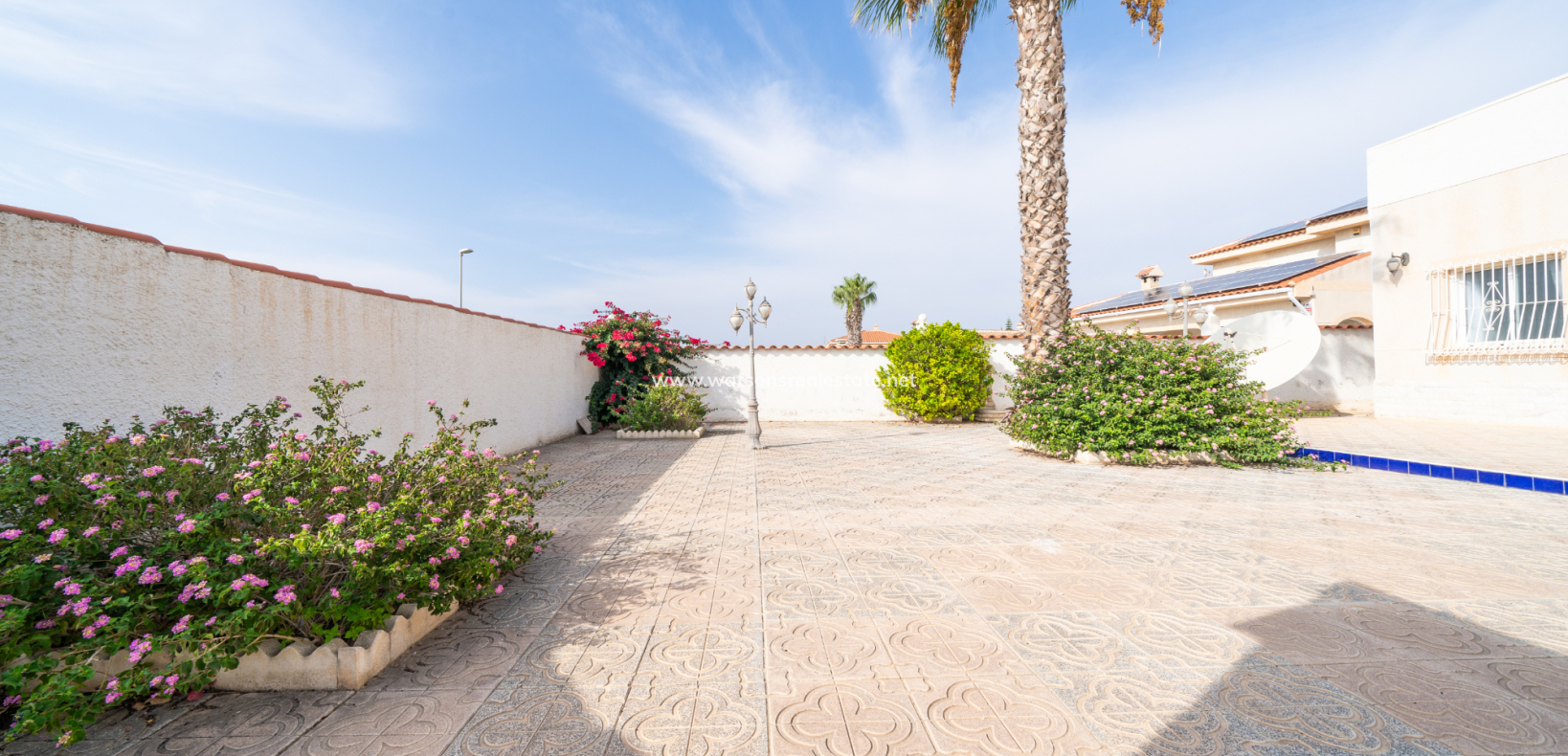 Resale - Freistendhe Villa - Urb. La Marina