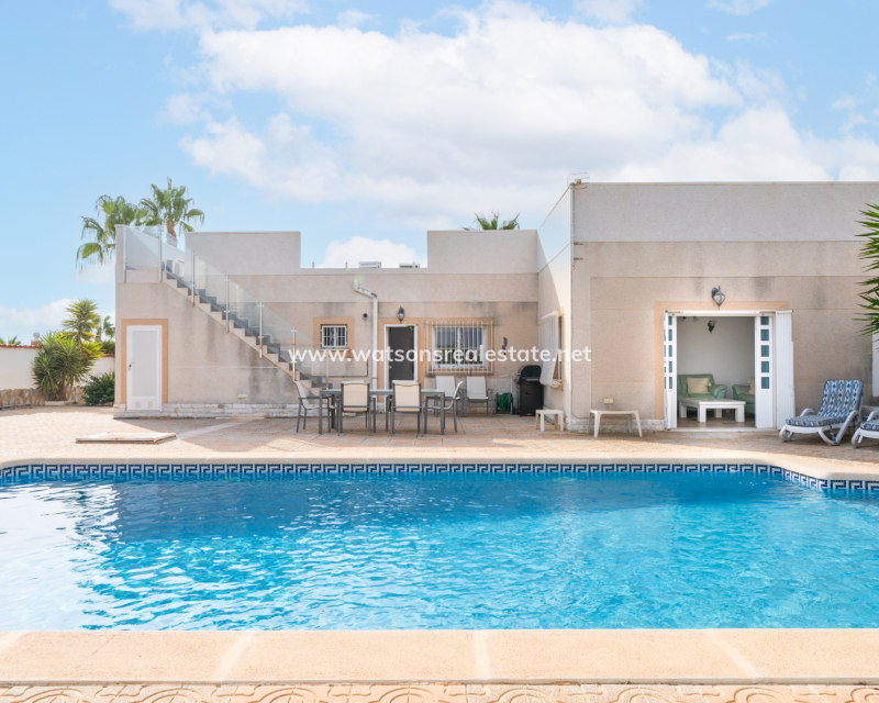 Resale - Freistendhe Villa - Urb. La Marina