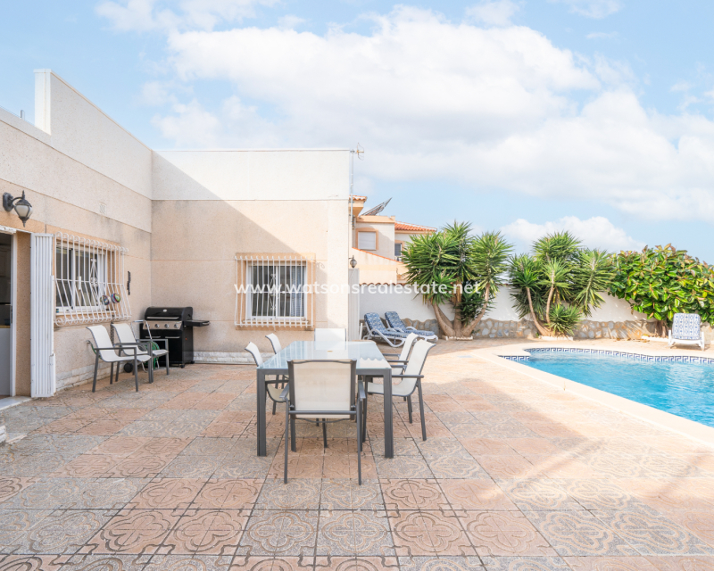 Resale - Freistendhe Villa - Urb. La Marina