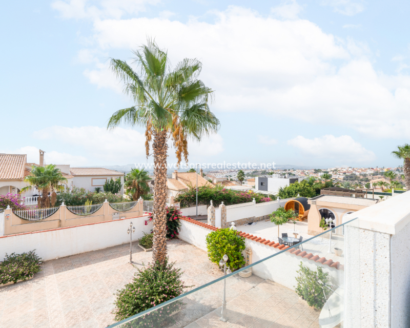 Resale - Freistendhe Villa - Urb. La Marina