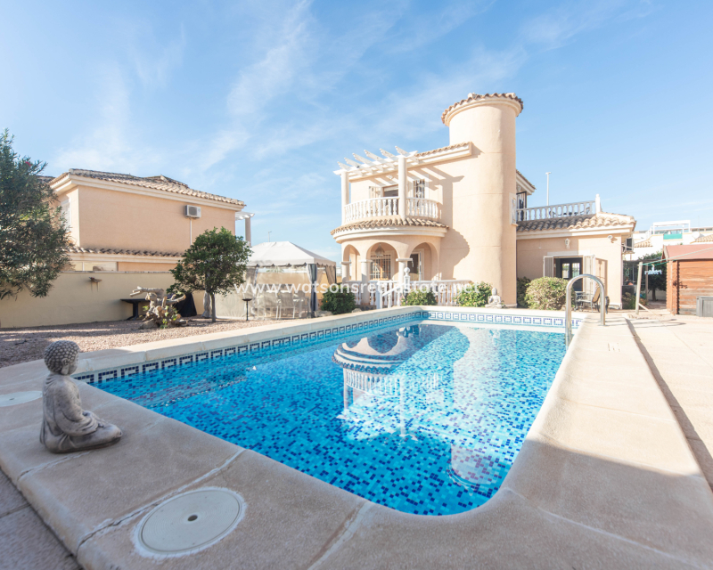 Resale - Freistendhe Villa - Urb. La Marina