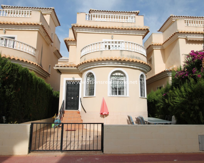 Resale - Freistendhe Villa - Urb. La Marina