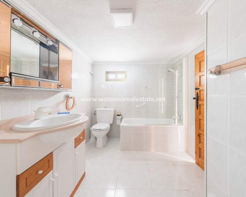 Resale - Freistendhe Villa - Urb. La Marina