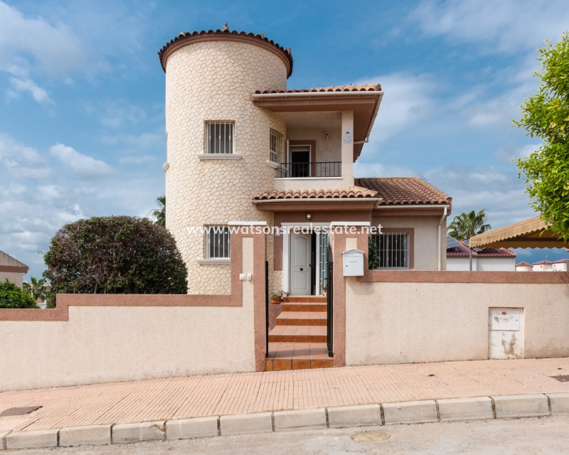 Resale - Freistendhe Villa - Urb. La Marina
